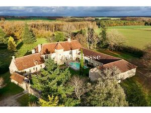 Dans la vallée de l'Indrois  avec un parc de 3 ha et une piscine  une maison forte du 15e.