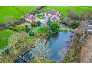 Vaste Propriété avec dépendances et plan d’eau