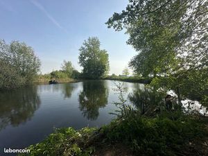 Étang avec hutte de chasse