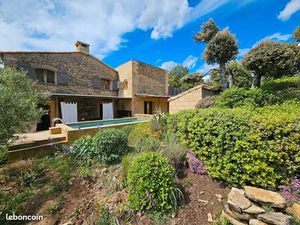 Mas mitoyen sur propriété de 2 5ha