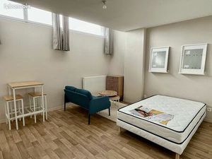 Studio meublé plein centre parking