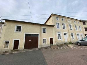 Belle maison de maitre au murs du petit ville