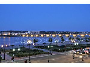 A LOUER MEUBLÉ - BORDEAUX PLACE DE LA BOURSE - GRAND STUDIO