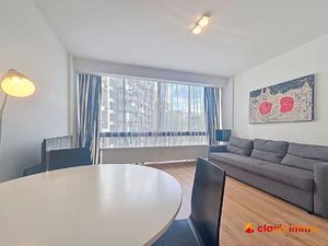 Gemeubelde en heldere studio