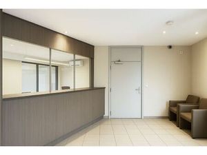 Uniek kantoorgebouw met duplex appartement te koop