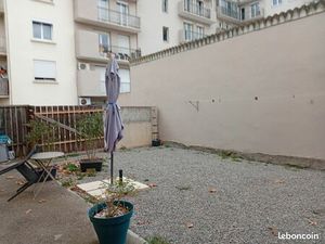 Grand T2 avec très grande cour plus place de parking