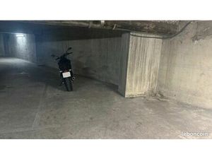Parking moto sous terrain