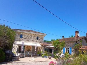 Maison de caractère en pierre avec piscine dépendances et garage à vendre dans un village.