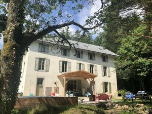 Situation idyllique pour cette maison de campagne de 11 chambres et 11 salles de bains ...