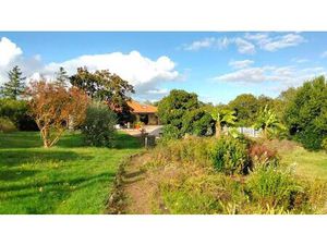 Maison de Village  4 Chambres  Studio Indépendant  1.3 hectare  Piscine  Charente