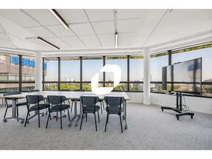 A LOUER  Bâtiment verdoyant au pied de la porte d'Orléans !