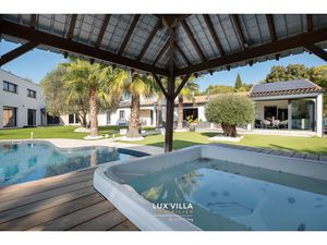 Belle Villa contemporaine avec dépendance