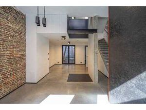 Maison avec espace commercial à louer dans le centre de Cour