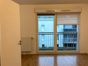 Grand studio lumineux à louer