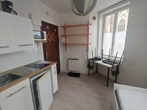 Petit studio rénové au pied du métro