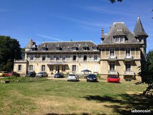 APPARTEMENT MEUBLE F2 45 M2 AU CHÂTEAU + TERRASSE PRIVATIVE DE 40 M2+ JARDIN DE 10000M2+ P