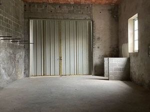 Grand garage fermé d’environ 50m2  grande hauteur >3m  idéal pour camping car  stationneme