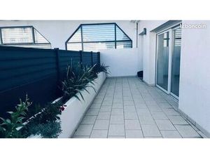 Maisonnette avec hangard