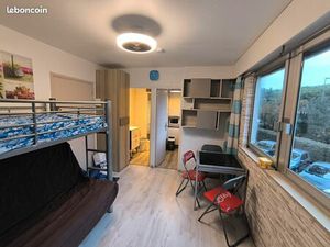 Studio meublé au port de hyeres jusqu a juin