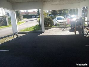 Parking ext Couvert PMR / Sécurisé par barrière avec bip