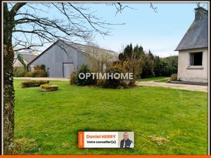 Maison de plain-pied avec garage et hangar