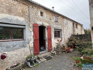 Maison ancienne à rénover avec dépendances et terrain