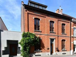 Herenhuis met 6 slaapkamers in het centrum van Lennik