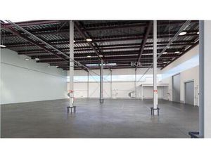 A louer : Local rénové de 1 004 m² avec bureaux et entrepôt à Buc (78)