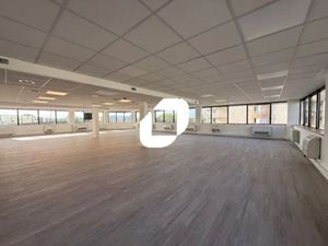 A LOUER  AU PIED DU RER A