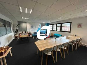 A LOUER  Bureaux avec terrasse privative pied transport