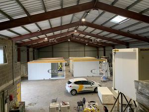 A LOUER - Bâtiment indépendant de 2 110m² sur 13 000m² de terrain - Ennery (95)