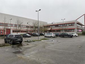 A LOUER Maurepas bâtiement indépendnat de 6 161m²