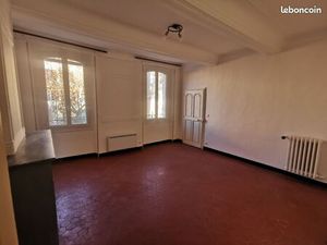 2 pièces  68m2  1er étage  balcon  centre ville de Lorgues