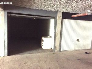 Grand garage fermé et sécurisé