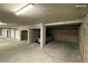 Place de parking dans garage fermé sécurisé