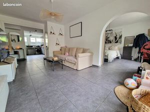 T4 de 79 m² + terrasse de 10 m² + cave + Idéalement placé proche de toutes les commodités 