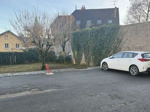 Place de stationnement dans parking fermé en face de la gare