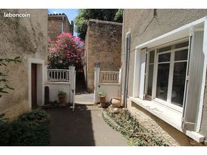 Maison de village de charme avec cour  dépendance avec terrasse Dans un village  tous comm