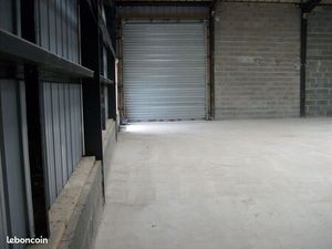 A louer bâtiment industriel de 180 M² + bureaux ou magasin 120 M²