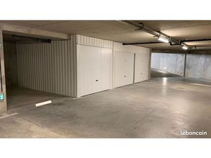 Box de stationnement couvert en résidence sécurisée