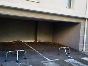 Place de parking semi-couverte