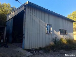 Hangar de 100 mètres carrés structure en ferraille pleine