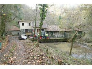 Ancien moulin comprenant 2 logements  une turbine hydroelectrique et dépendances sur 7 5 h