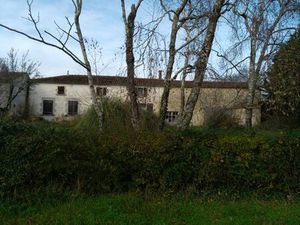 Maison charentaise a renover avec dependance