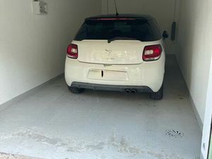 Grand garage fermé avec électricité