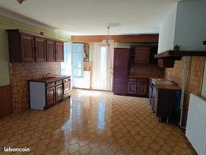 Maison au coeur de village 300 m2 avec jardinet et courette a restaurer + 1 appartement T3