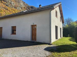 Maison récente à l’entrée d’Orgeix
