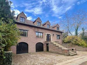 Villa de caractère aux volumes impressionnants