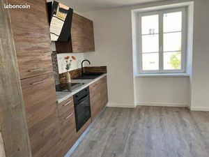 Appartement 2 chambres   cuisine ouverte  RDC surélevé terrasse et cours  2 parking  sans 