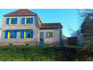 Maison. Jardin. Chien  haut débit